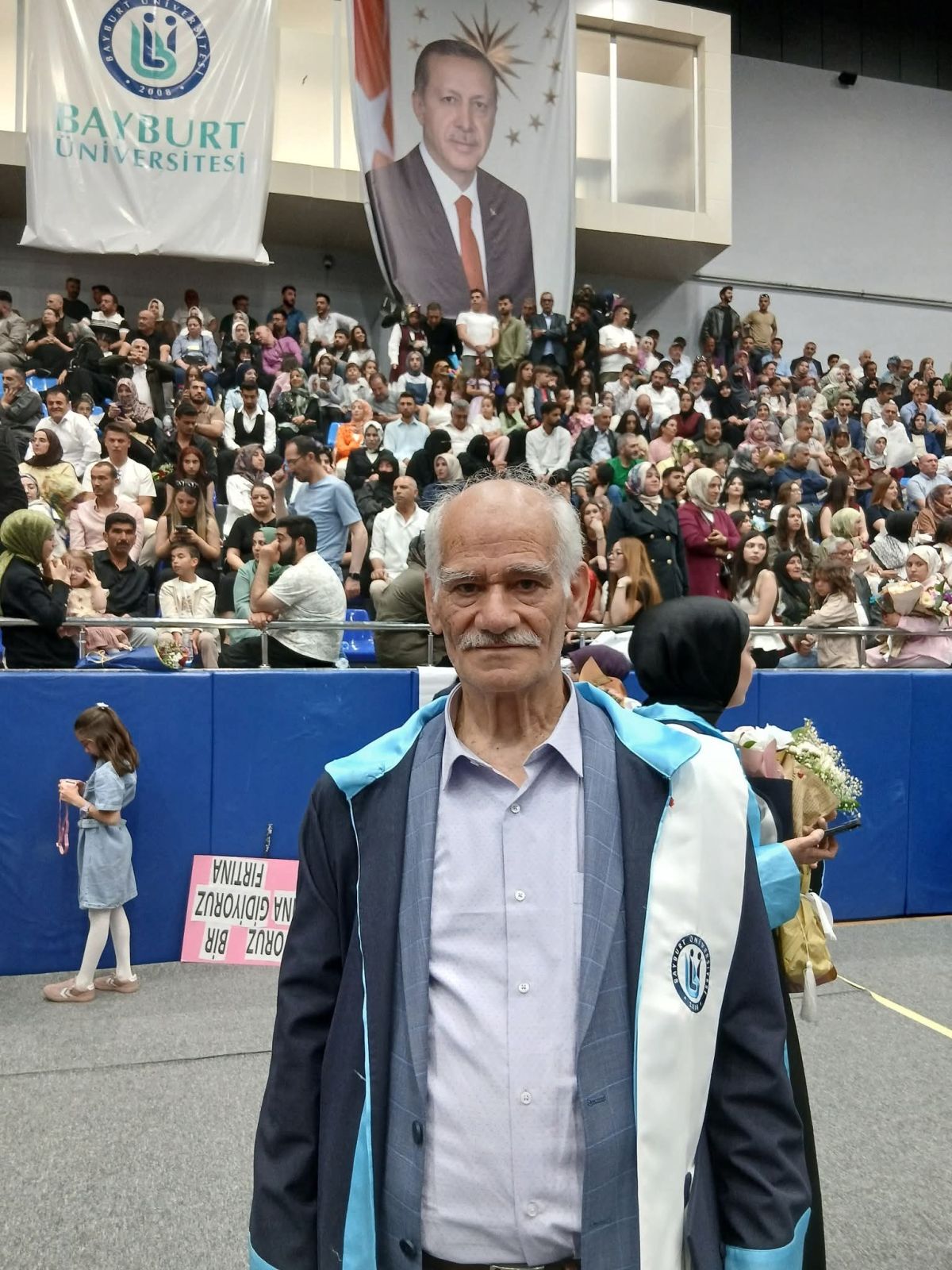 75 Yaşında Gelen Mezuniyet: Bayburt'un "Tarih Dedesi" Hayalini Gerçekleştirdi!
