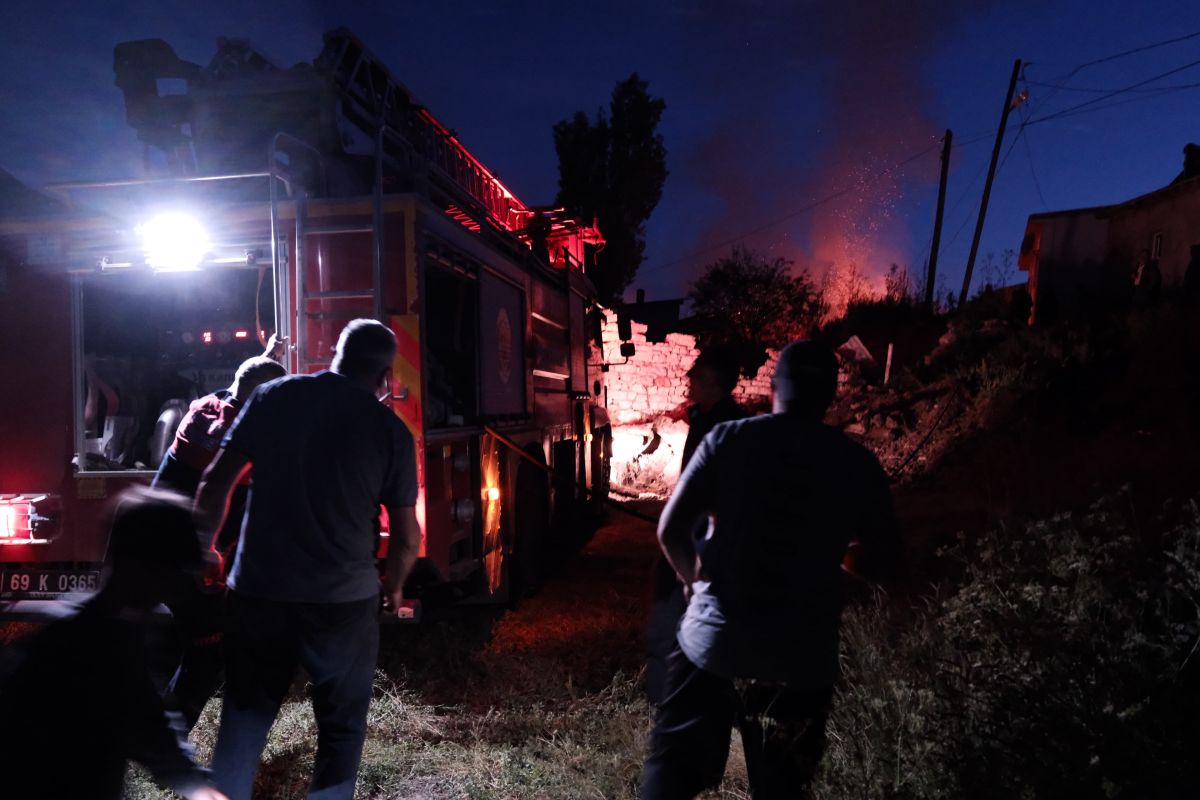 BAYBURT’TA KORKUTAN KÖY YANGINI: SOBA ALEV ALDI, BİR EV KÜLE DÖNDÜ!